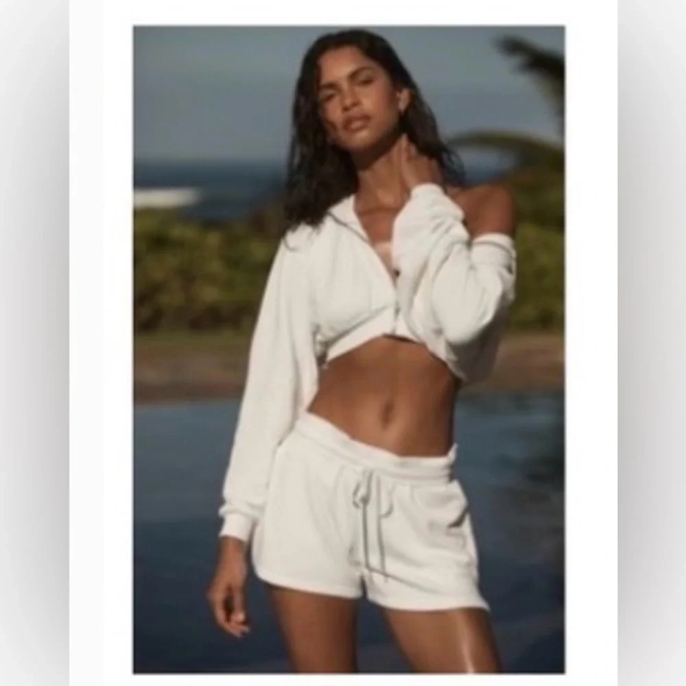 alo low key sweat short white